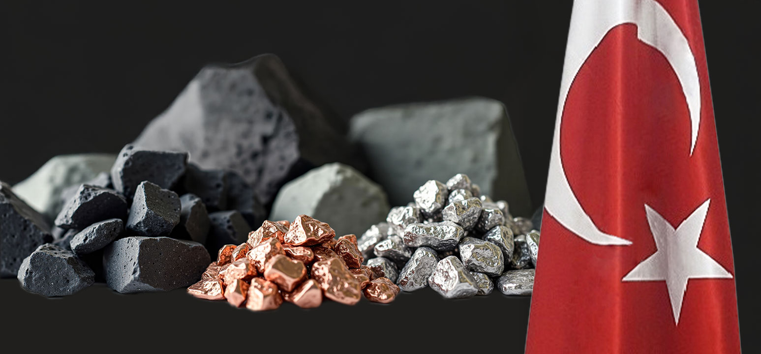Türkiye bayrağı önünde ham ve işlenmiş nadir toprak elementleri maden cevherleri