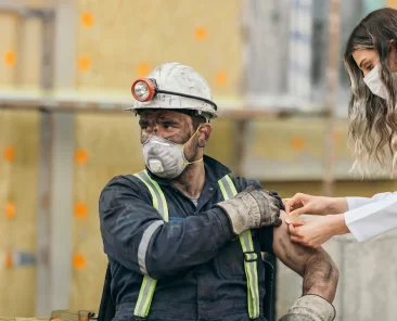 Maden işe giriş sağlık raporu alması gereken baretli maden işçisi ve iş güvenliği ekipmanları.