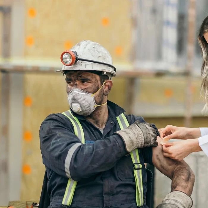Maden işe giriş sağlık raporu alması gereken baretli maden işçisi ve iş güvenliği ekipmanları.