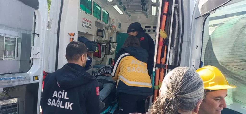 Ankara'daki eylemde baygınlık geçiren Doruk Madencilik işçisine ambulans içerisinde sağlık ekiplerinin müdahale ettiği an.