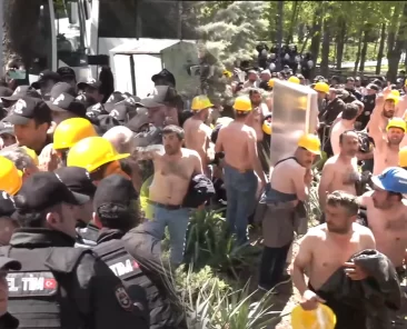 Doruk Madencilik işçileri Ankara'da hak arama eylemi yaparken polis müdahalesiyle karşılaştı.