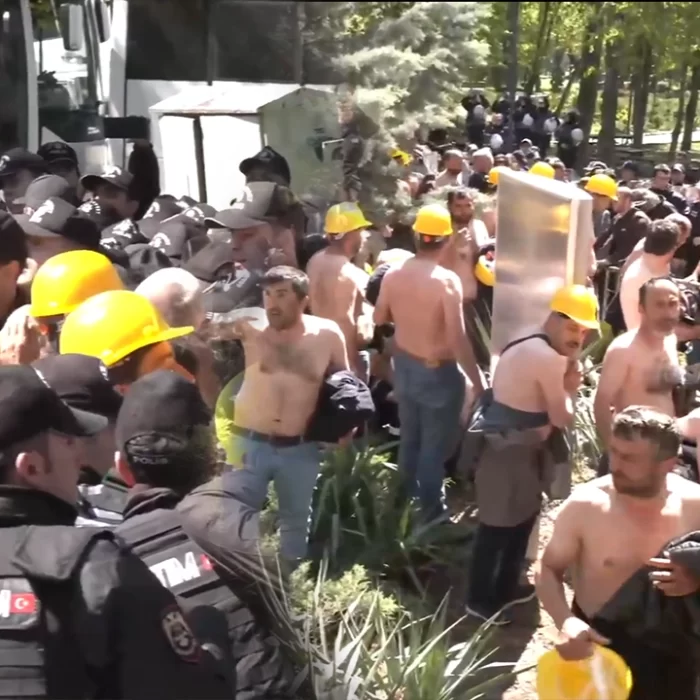 Doruk Madencilik işçileri Ankara'da hak arama eylemi yaparken polis müdahalesiyle karşılaştı.